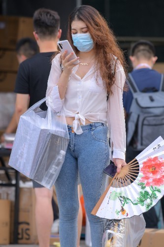 如此休闲风真的美,颜值高才能这么任性,太有魅力了