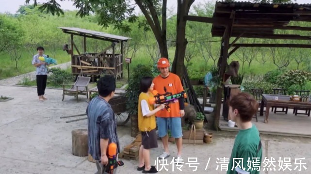 黄渤|张艺兴录制节目受欺负被黄磊追着打，被黄渤泼水，头发全湿透！