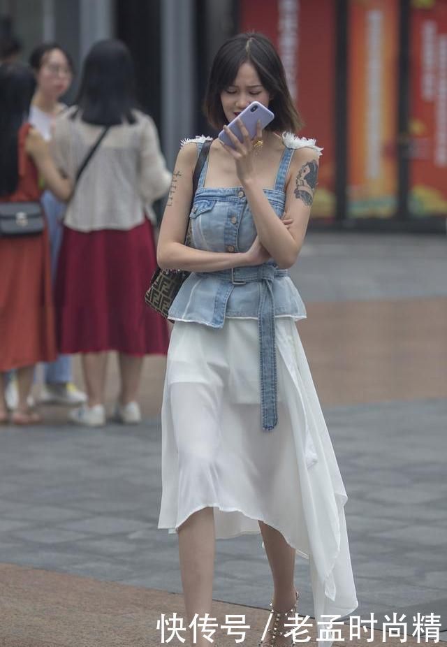 街拍:三十岁女人为什么爱穿尖头细跟鞋? 简约精致容易搭配, 凸显女人味