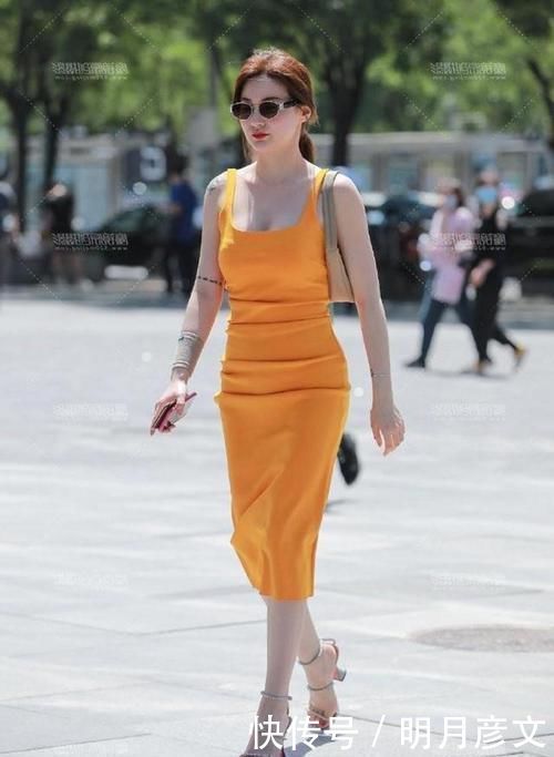 墨绿色休闲裤搭配针织衫,穿起来显瘦显气质