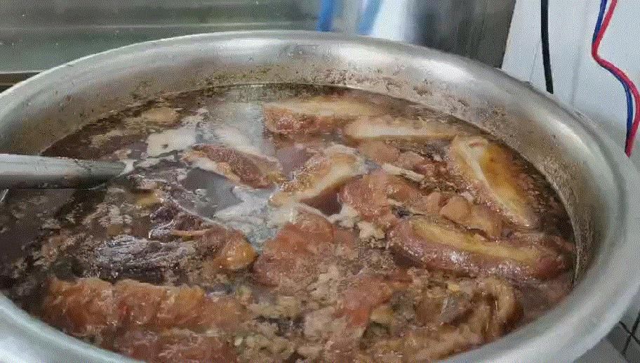 万宁人的“豪横”餐——炮肉