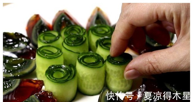凉拌皮蛋|凉拌皮蛋怎样切才不粘刀，教你1个小技巧，皮蛋完好切不碎！