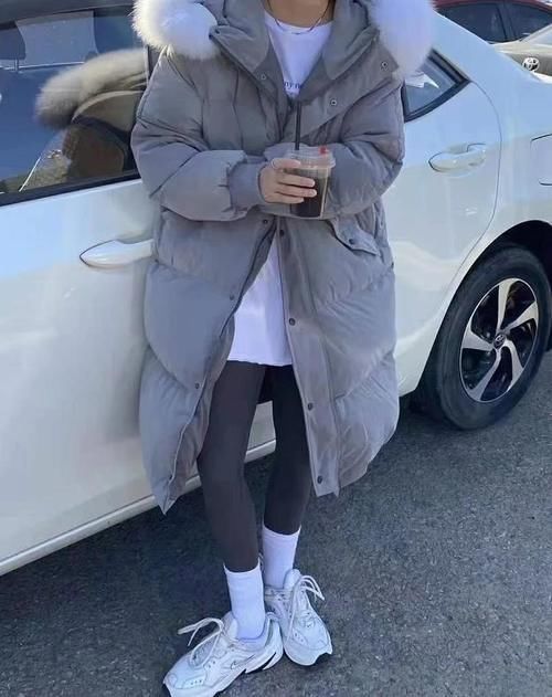 最近流行起一种新穿搭，叫“长款羽绒服＋鲨鱼裤”，保暖又显瘦