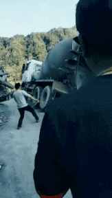 |搞笑GIF:摔成这样你这当妈的是不是很心痛?