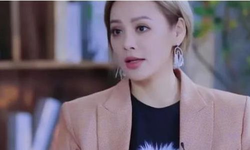 宁静当年蹲在张国立脚边说话,表情谄媚,一旁的章子怡满脸不屑