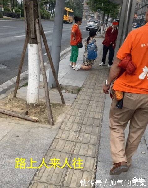 灵魂|四川南充,一位母亲当街给孩子下跪,有些父母灵魂是空的