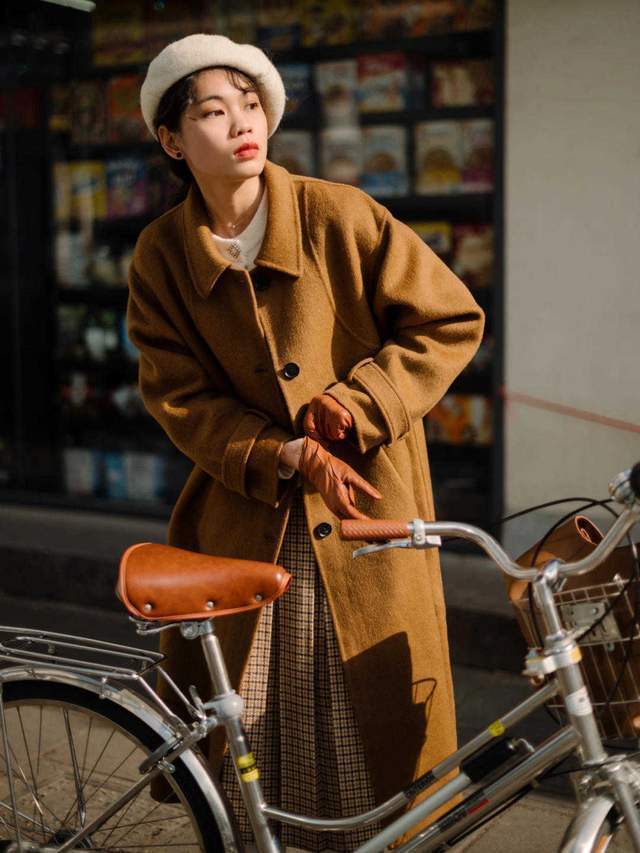 秋天|秋天怎么能少了大地色的衣服呢?大衣配格子半身裙,高级又洋气