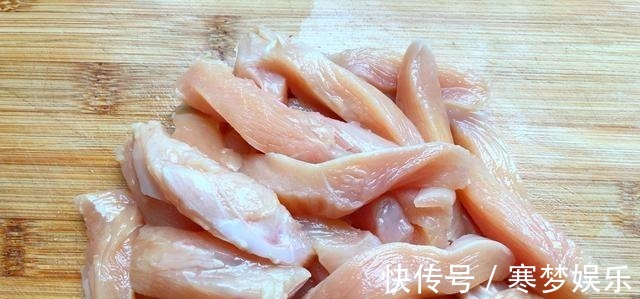 鸡胸肉不要总炒着吃了,试试这做法,外酥里嫩,吃着特解馋!