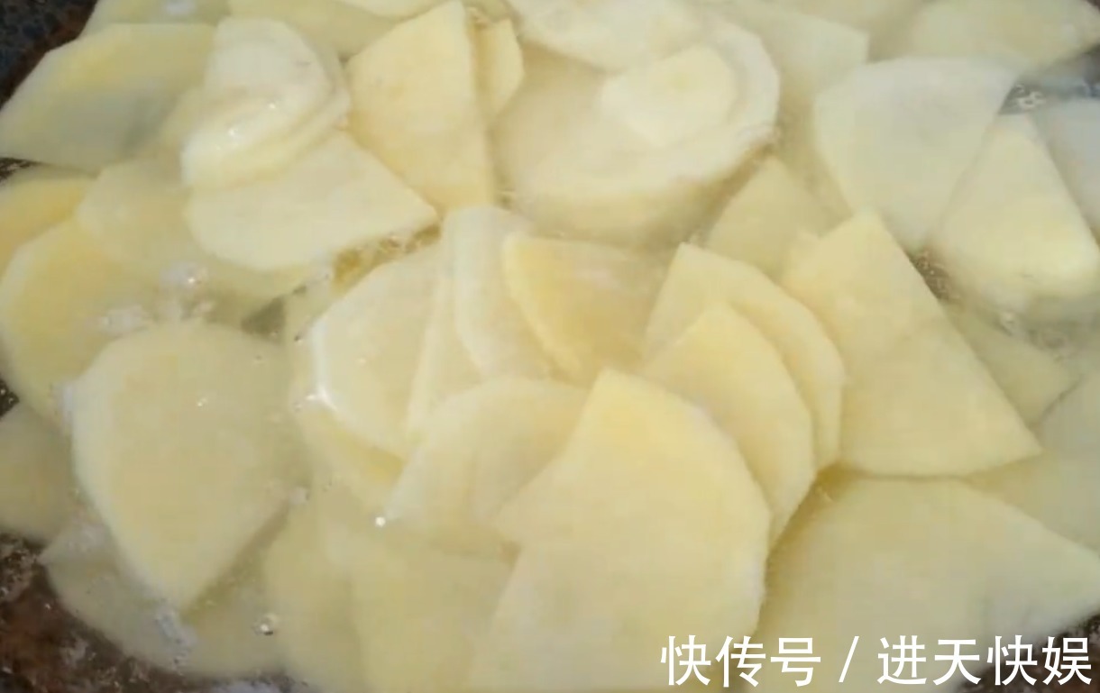 吃法|土豆不要炒着吃了,换个新吃法,咸香美味,一口下去满满的馅料