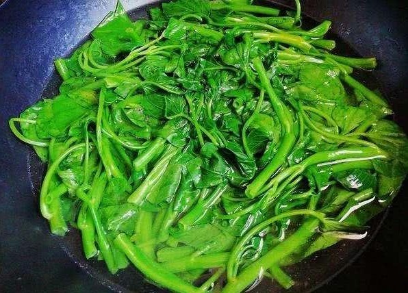 焯水|空心菜怎么炒才不发黑记住不要洗了就炒，多做一步，翠绿不出水