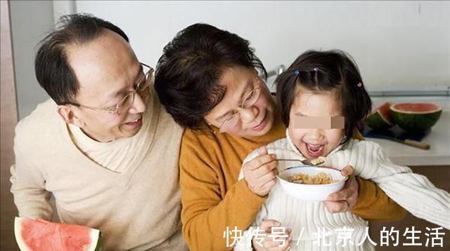 老一辈|老人带孩子到底是好是坏？有利有弊，但这两大好处别人不能比
