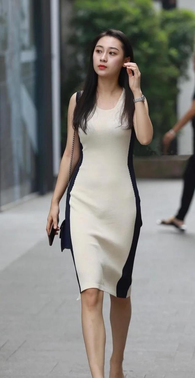 时尚|黑和白的搭配,加上粗跟单鞋,优雅大方,简约时尚