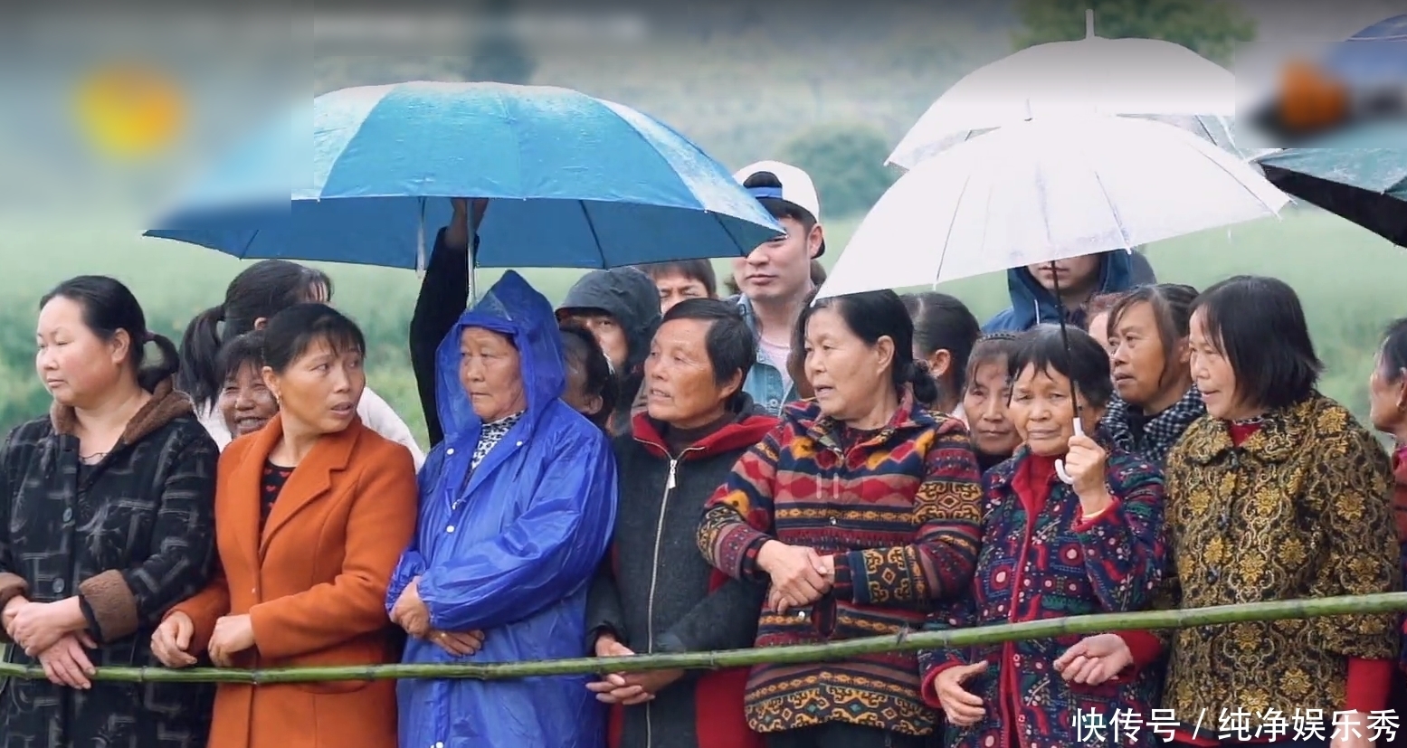 成员|向往5成员和村民一起比赛，爷爷奶奶齐上阵，雨天跑步引热议