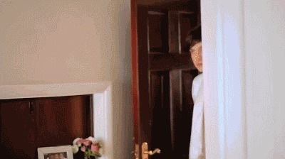 |搞笑GIF:本想给女友一个惊喜,没想到遇到了丈母娘