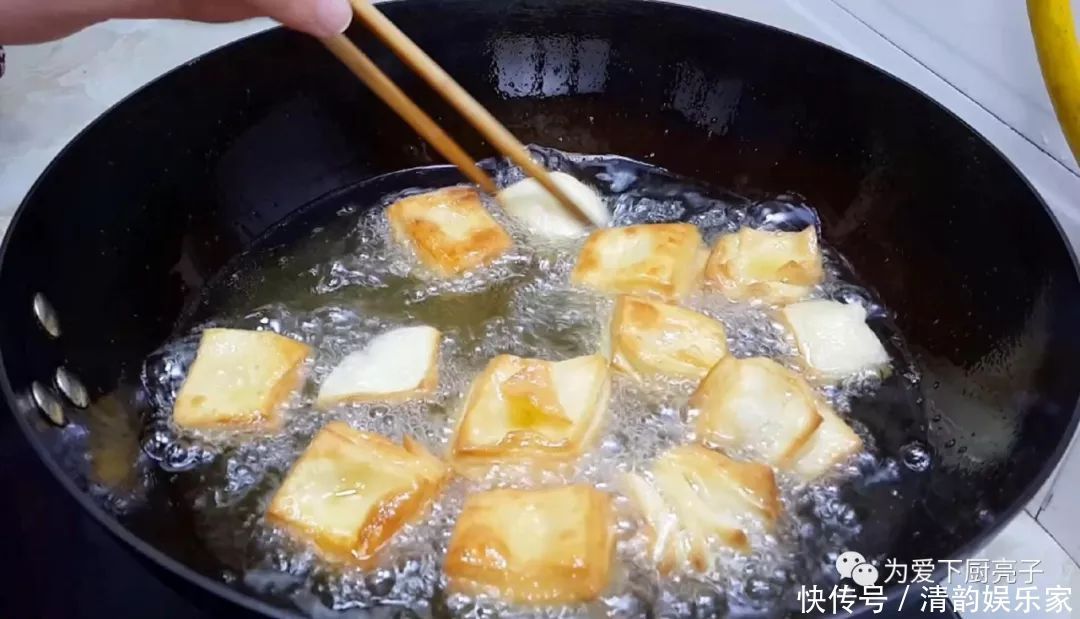  必备|过年餐桌必备小零食，不加一滴水，30多年头一次见，比麻花还好吃