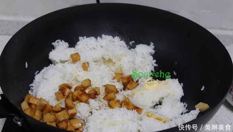儿子最爱吃的炒饭,只需3种食材5分钟出锅,粒粒分明,出奇美味