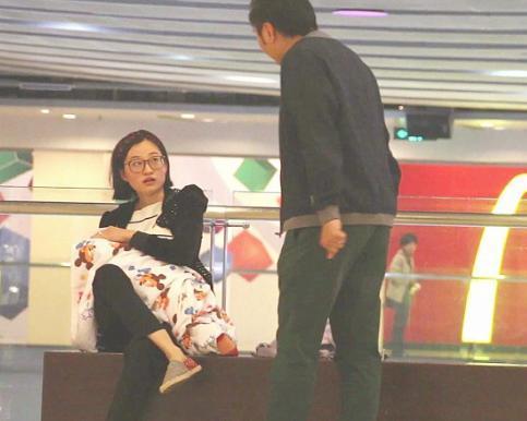 哺乳|地铁当众哺乳,95后妈妈被骂“不知羞耻”,陌生男人做法很解气