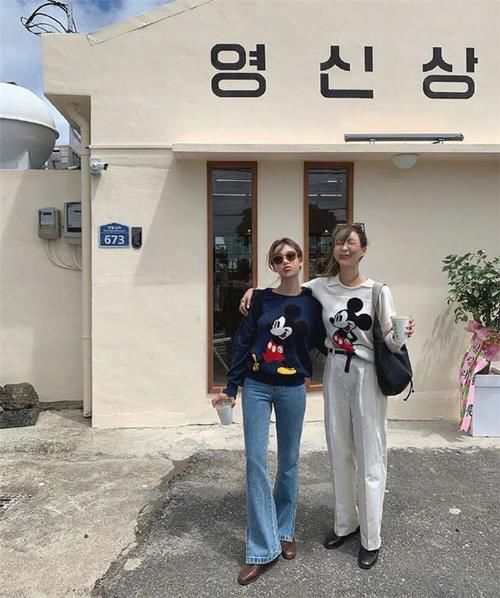 只会穿毛衣怎么能行！“卫衣”才是时尚王者，时髦精们都在这样穿