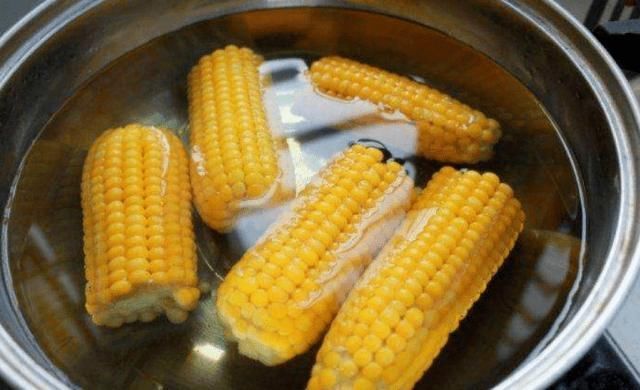 比买|煮玉米时,只放清水就错了,多加一点“它”,鲜甜软糯,比买的香