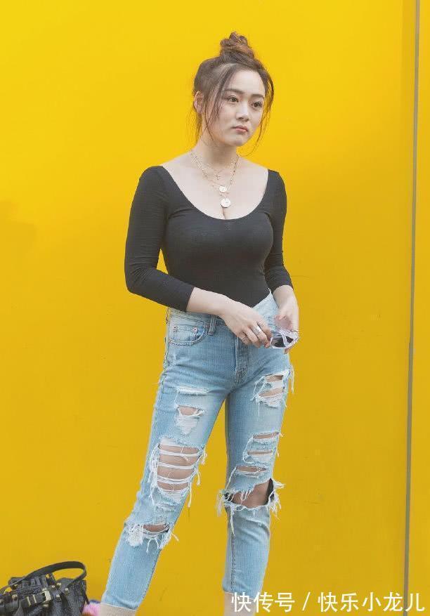 透气性 修身的黑色上衣,穿着很舒适不紧绷,重要也有不错的透气性