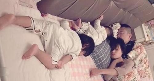 睡觉照|一家四口的“睡觉照”火了，画面让人既好笑又心疼：佛系家长