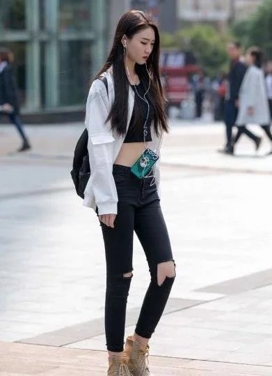 街拍：活泼可爱的小美女，身穿吊带蕾丝裙，很显洋气