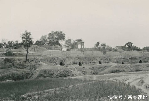 上立|晚清老照片:道路上立了一排贞节牌坊,都是妇女的血泪