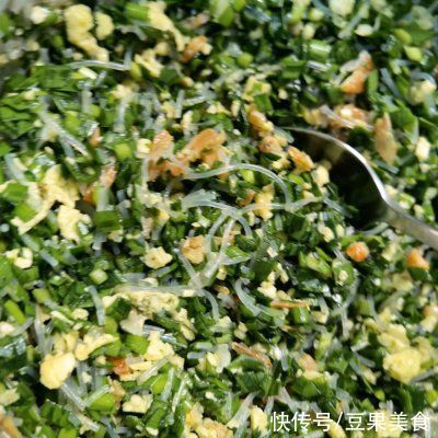  饺子皮制作鸡蛋煎饺和蒸包