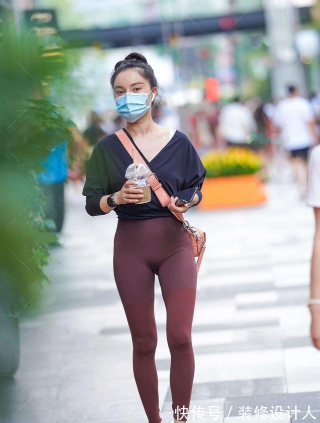 搭丝绒 黑色休闲衫和棕红色裤子组合，时尚大方，运动感十足！