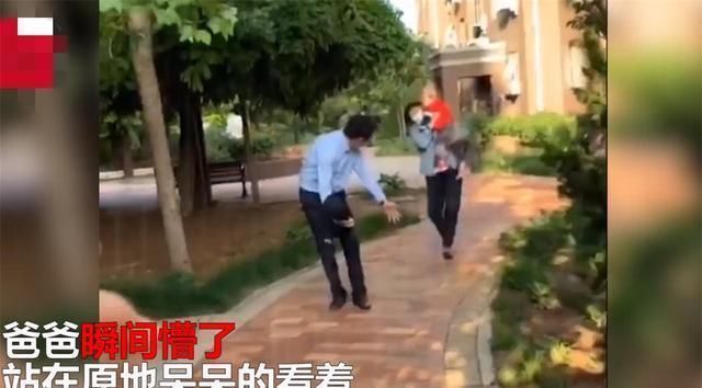 爷爷奶奶|妈妈带宝宝接爸爸,萌娃开心直奔后一个拐弯,亲爹当场石化