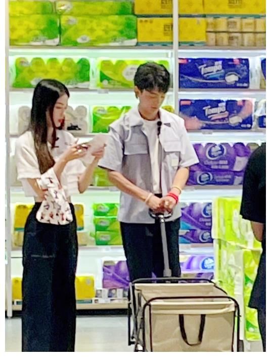 龚俊|中餐厅5再出路透,路人镜头下的周也好甜,龚俊花蝴蝶衬衫好绝