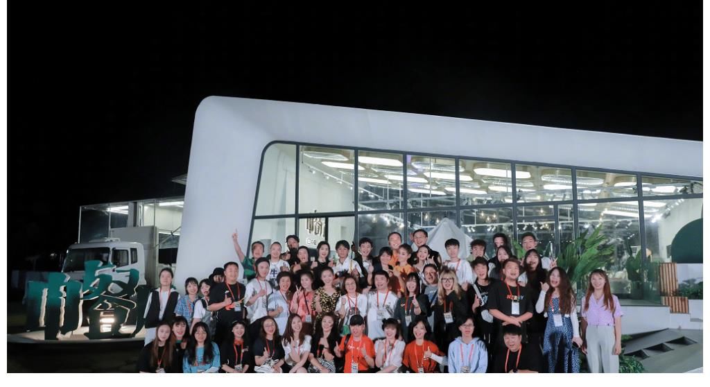 《中餐厅》收官黄晓明发文告别，官微评论不小心透露下季嘉宾阵容