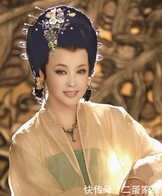 《山海经》中的西王母,其实是个黑长直、小虎牙的漂亮妹子?