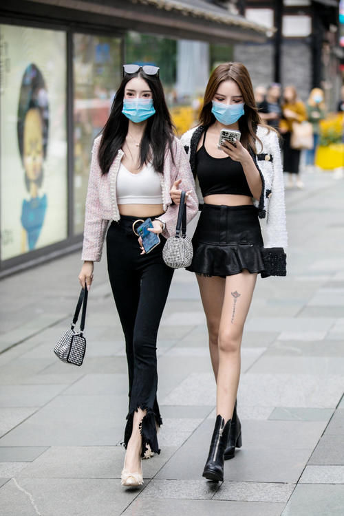 初春不一定要依赖彩色裙，黑色裙子选得好，打扮沉稳又年轻