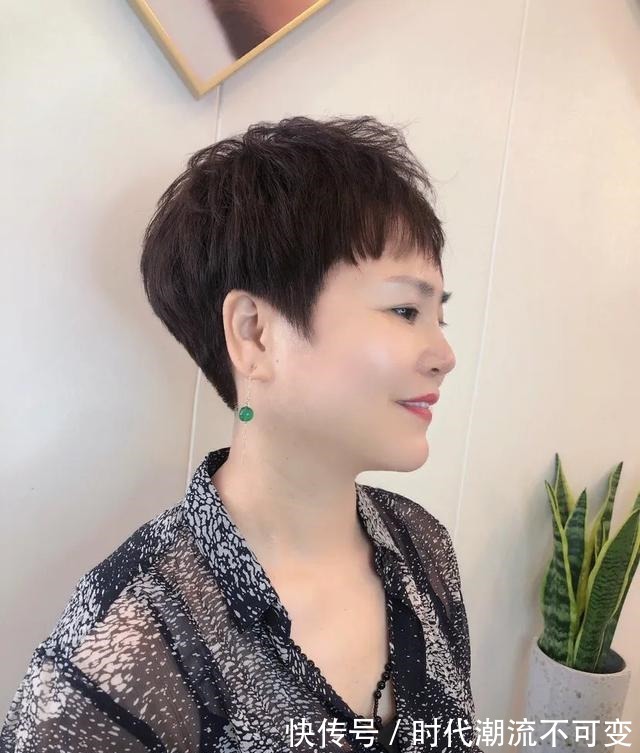 木马烫 女士发型不在多,这3种发型很不错,瘦脸利落显气质!