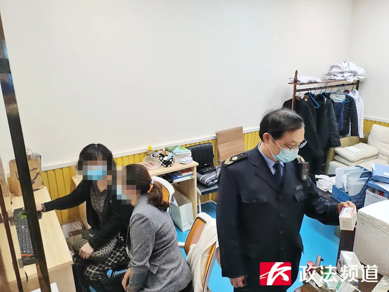 ▲执法人员现场进行调查。