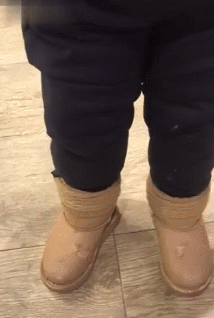 儿子走着走着突然停下不走了,当儿子抬起脚的时候,妈妈的心好痛