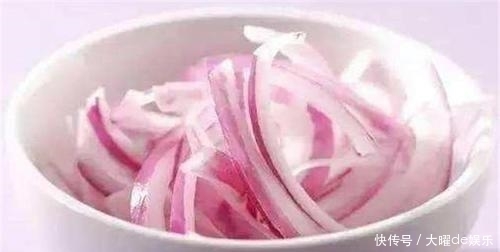 塞进|洋葱塞进耳朵有何妙用?90%的人都不知它的作用,学会终身受益