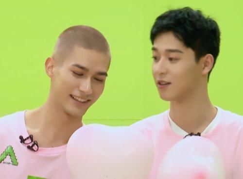 鞠婧祎排练时不停笑场,惹得节目没法正常进行,高卿尘一个眼神说明问题