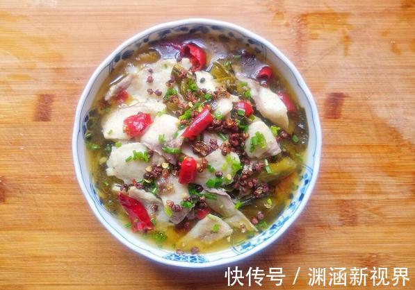 酸菜鱼极简版做法,去掉鱼皮才不腥,腌15分钟更滑嫩