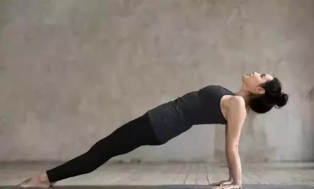 小密|这9组瑜伽体式做完，大肚腩变盈盈一握的细腰肢，你敢不敢试试