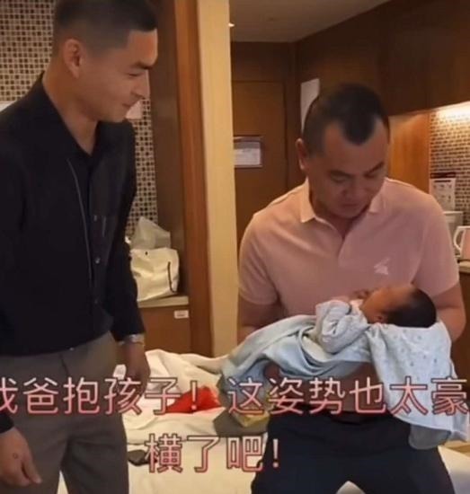 爸爸|爷爷嫌爸爸抱娃像“端菜”,抢来抱姿势更“豪横”,宝妈笑得刀口疼