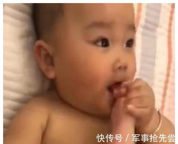 宝宝|宝宝在偷吃脚丫,妈妈问宝宝好不好吃,宝宝的回答真是太可爱了