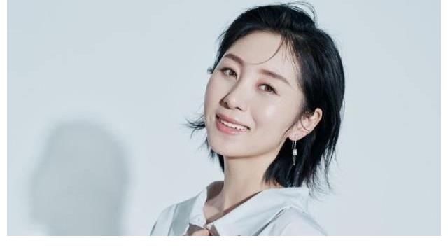 星光大道一夜成名，出名之后沒(méi)去撈金，而是被人包養(yǎng)成情婦