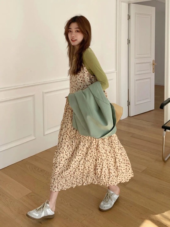 初春的温柔穿搭得这样穿!薄外套+奶油裙,真女人的时髦穿法