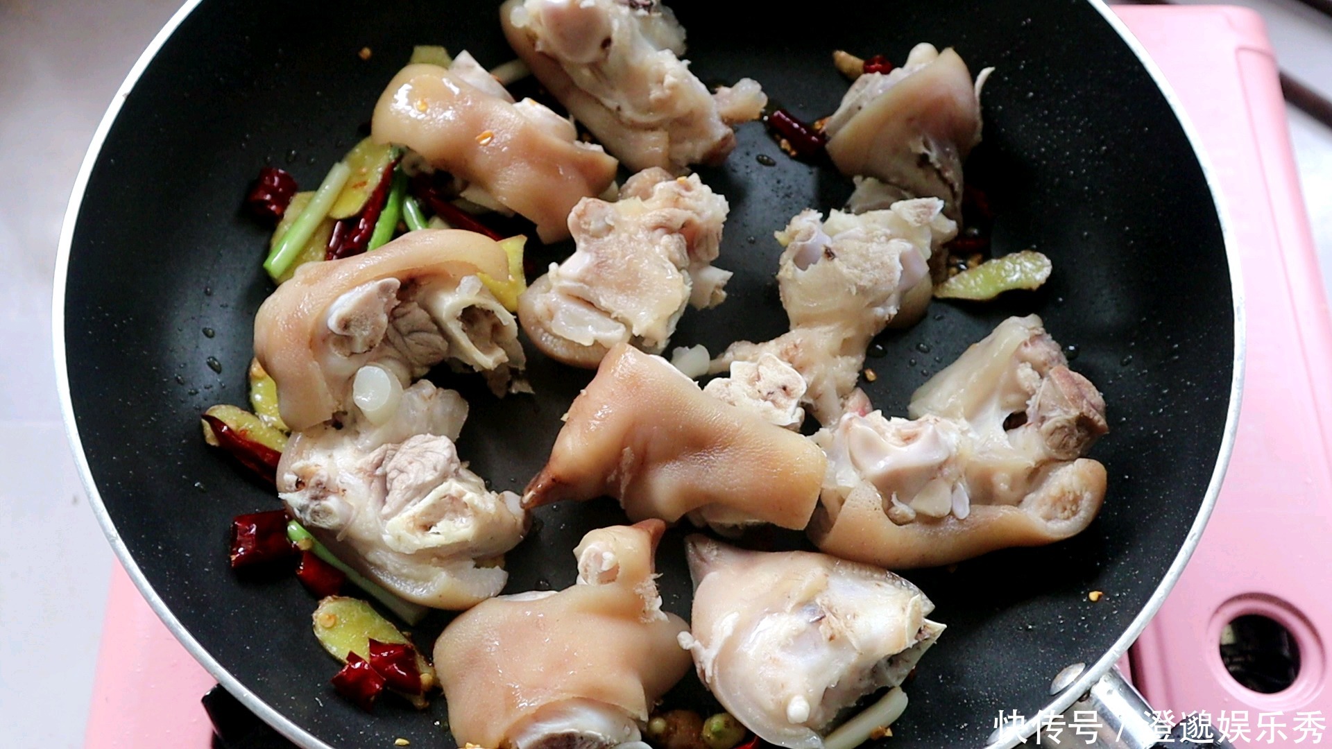 好吃|猪蹄最好吃的做法,软糯咸香,边煮边流口水,关键好吃还不长肉