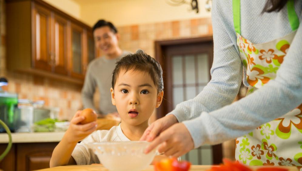 做饭|“男孩做家务长大了被老婆欺负”,有这种思想的父母趁早改变