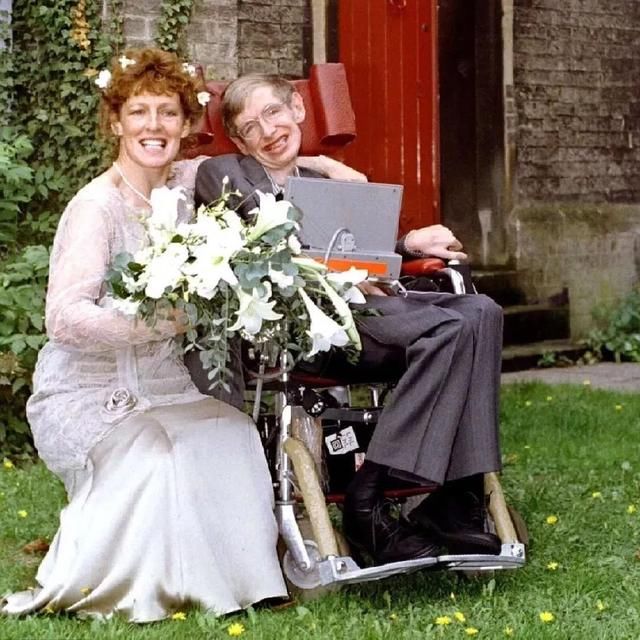 霍金21岁全身瘫痪，在轮椅上坐了半个世纪，3个孩子怎么来的？