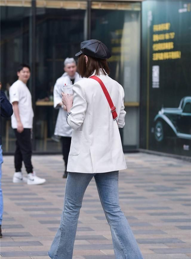 选择|西服搭配喇叭牛仔裤,这样的混搭风格让你感觉不一样