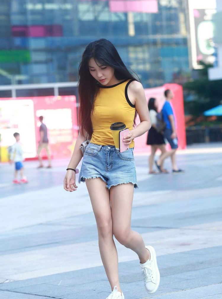 典雅|街拍:小姐姐的黑色穿搭很是典雅,靓丽妆容,很是吸睛